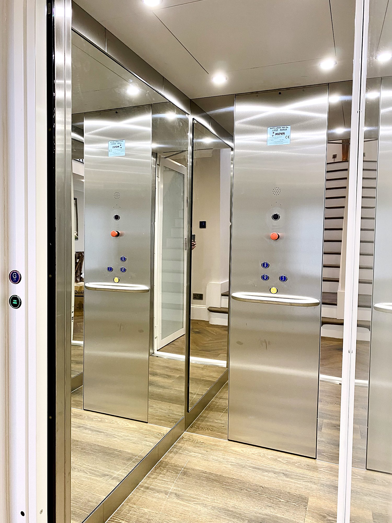 Cabin lift with mirrored interior