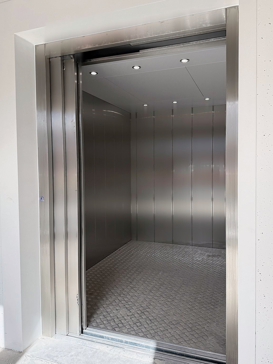 APL Heavy-Duty Cabin Lift