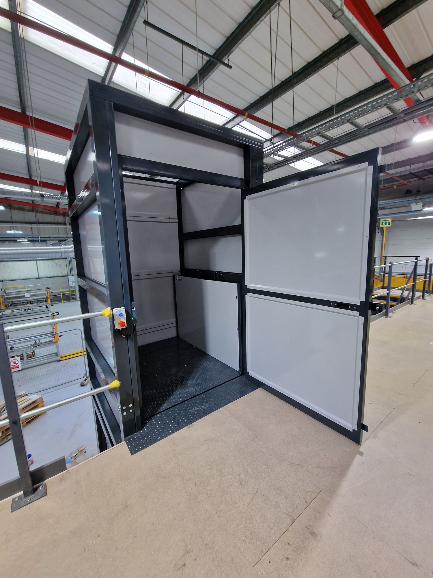 Goods lifts for trolleys and heavy loads