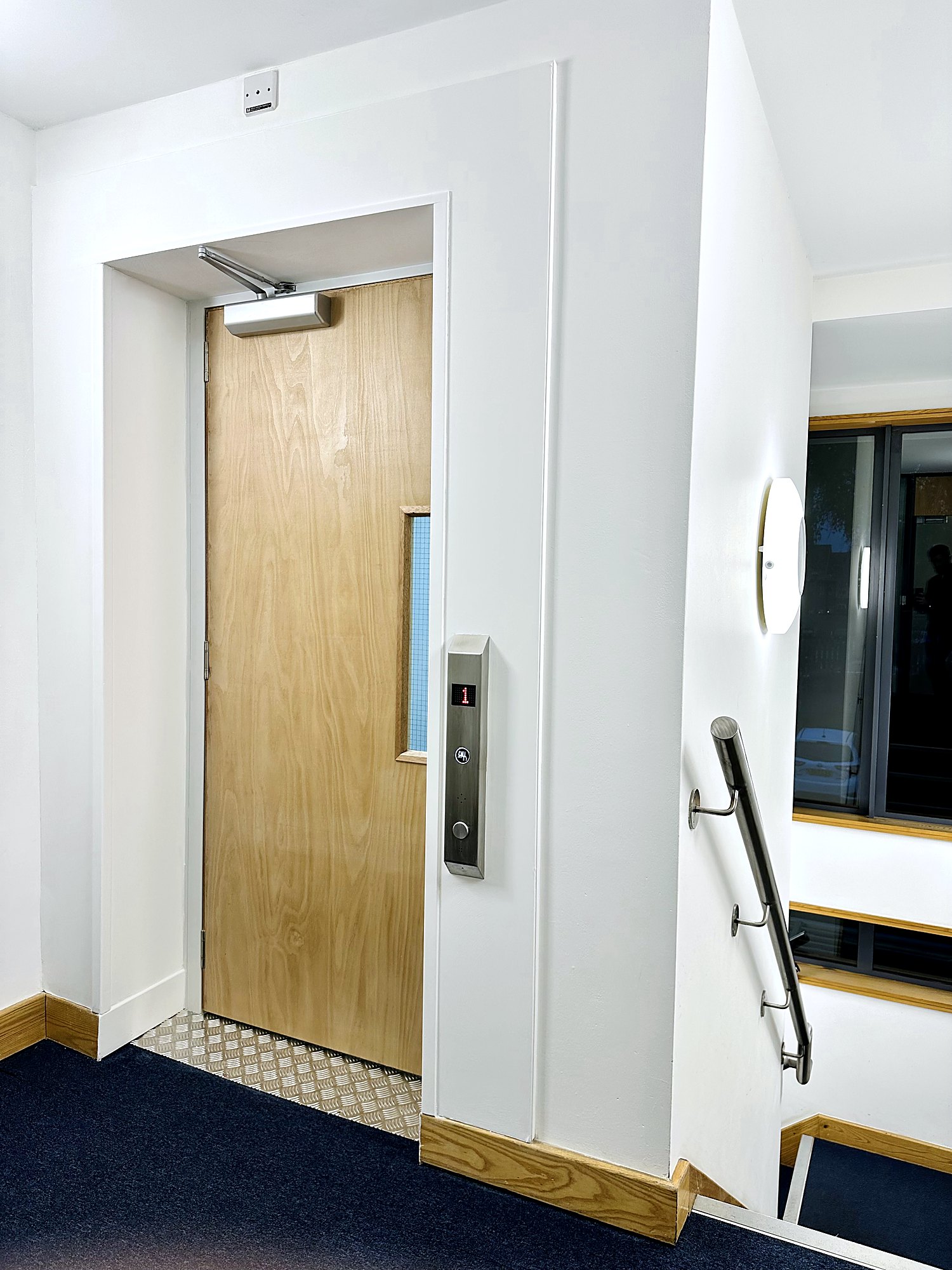Hydraulic Platform Lift at Manufacturing site offices, Oxfordshire – photo 5