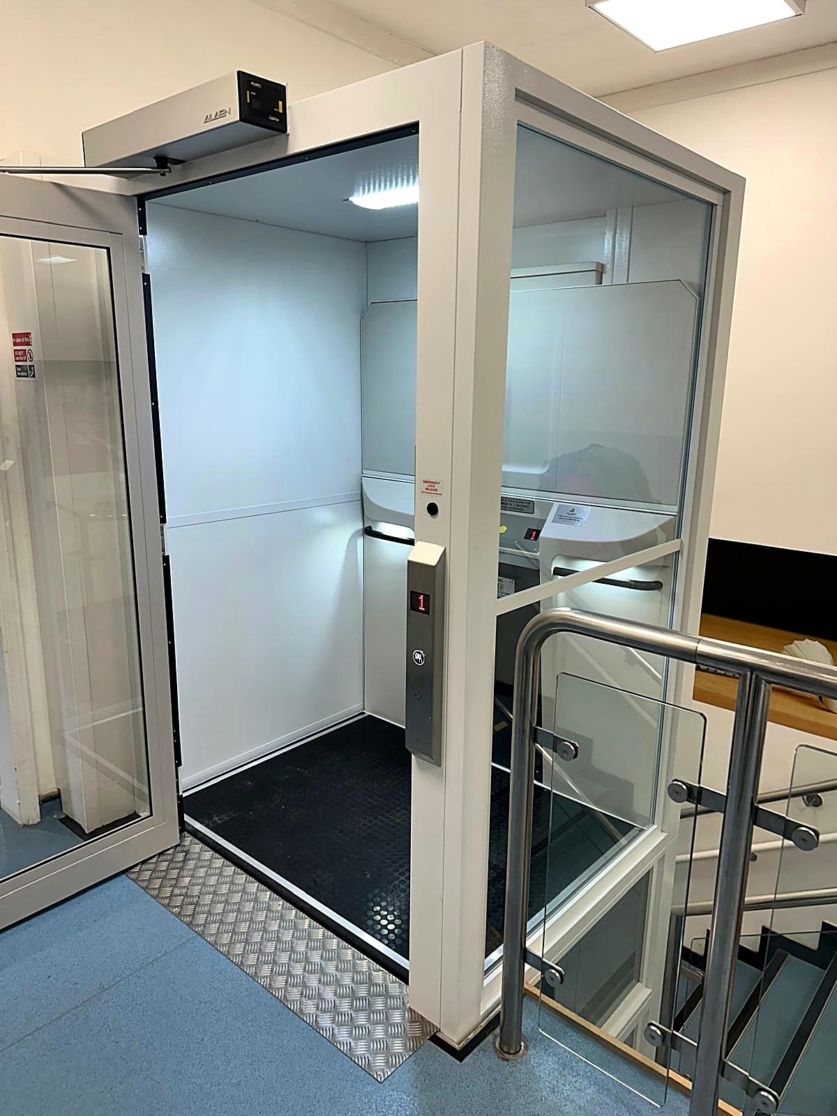 Hydraulic platform lift with glazed enclosure