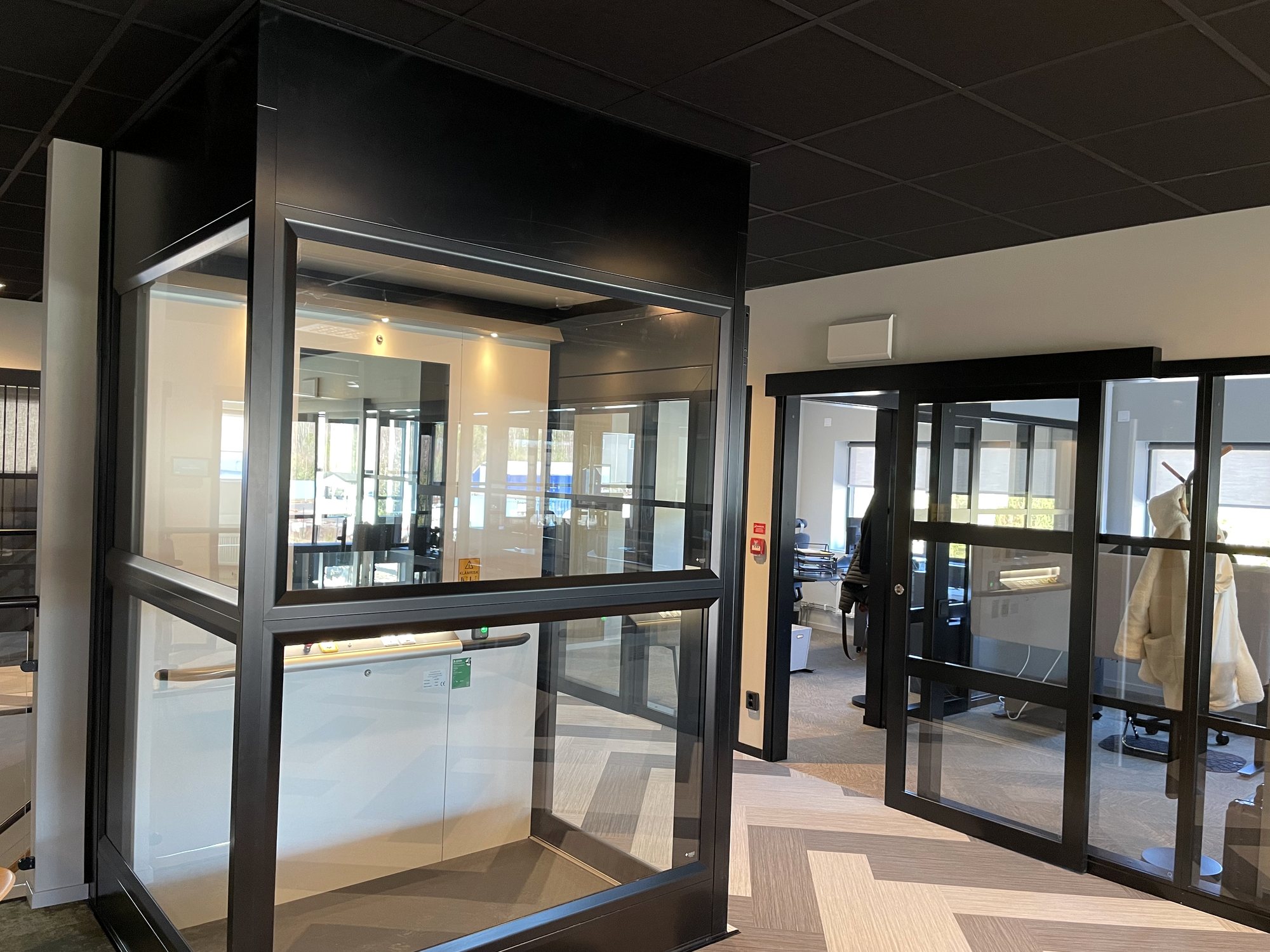 APL Screw-Driven Platform Lift