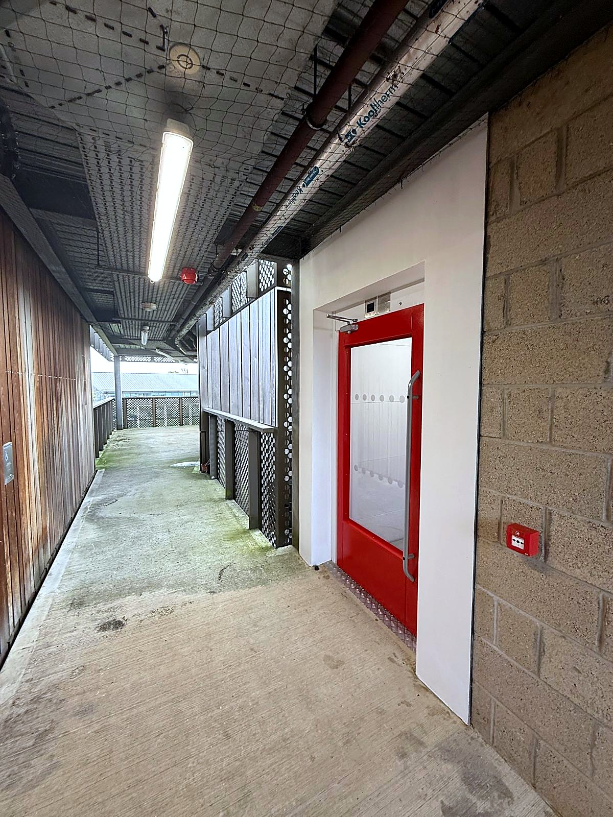 Screw-Driven Platform Lift at Veterinary college campus, Hertfordshire – photo 4