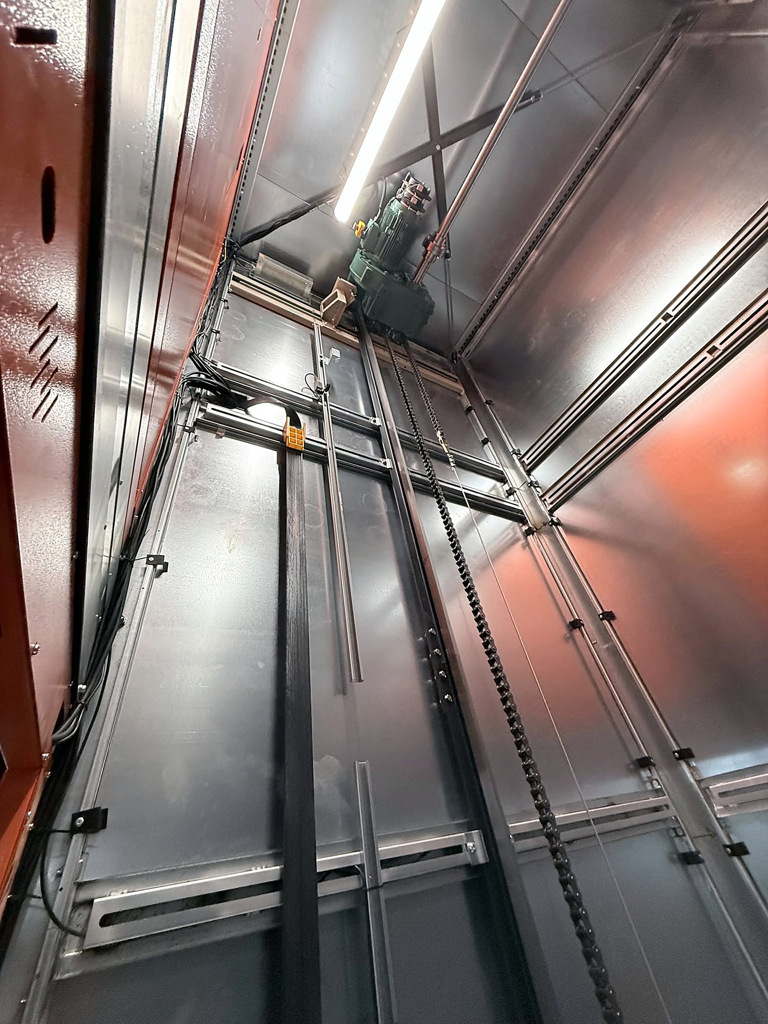 Traction goods lift structure during installation