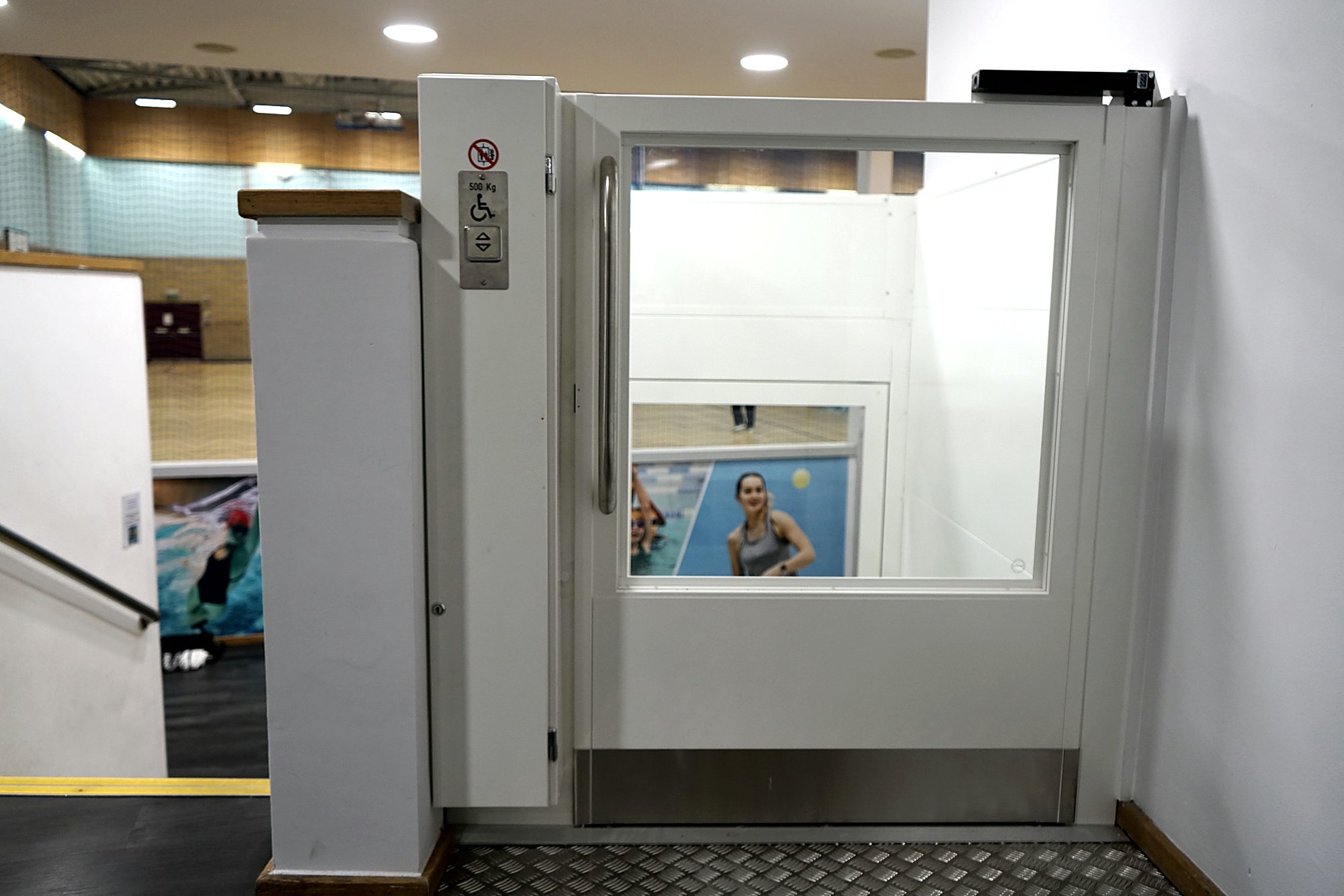 Chain-driven platform lift in a leisure centre